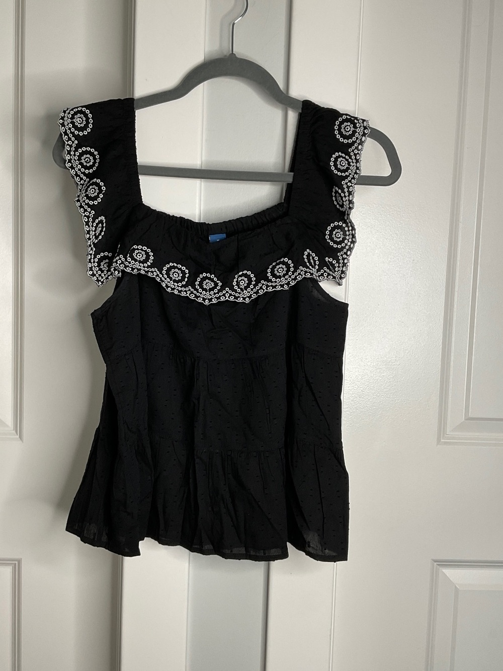 Old Navy Black Sleeveless Embroidered Square-Neck Camisole